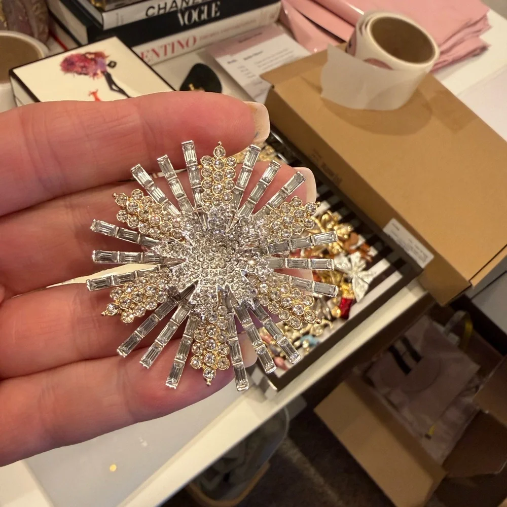 Elegant Gold and Silver crystal Brooch - Picture 6 of 10
